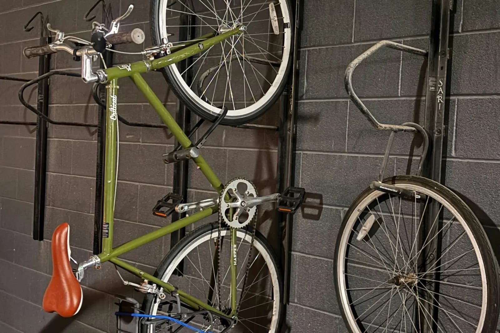 Crochets muraux verticaux pour vélos dans une zone de rangement résidentielle de stationnement