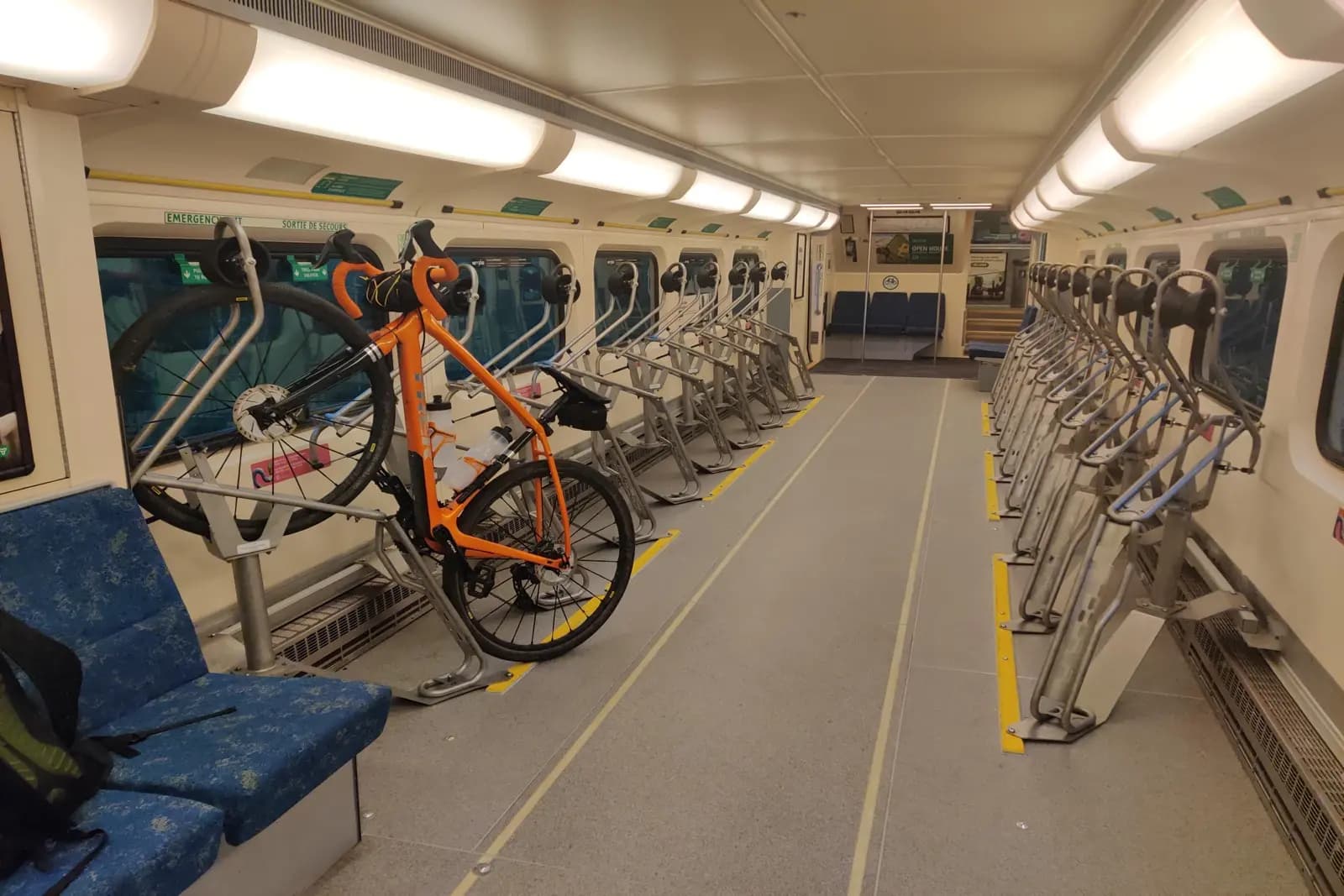 Supports à vélos à l'intérieur d'un train de banlieue canadien avec supports de stationnement verticaux